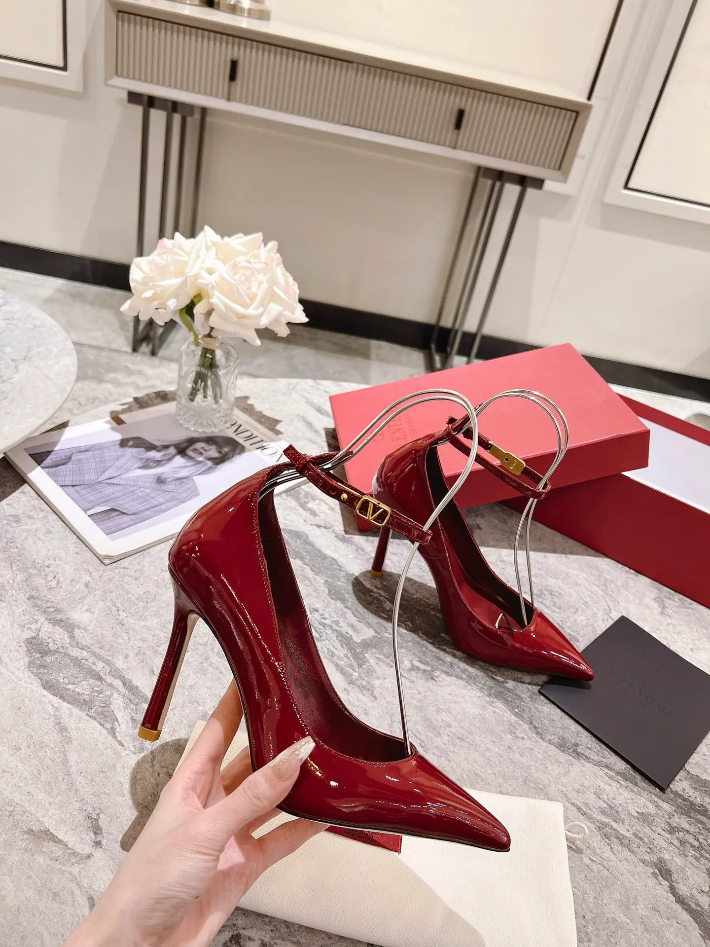 👟👟Ex-factory price 440👟👟 Genuine leather sole +40 Top version 𝑉𝐴𝐿𝐸𝑁𝑇𝐼𝑁𝑂 Valentino new spring and summer women's 6⃣️color patent leather shoes. Unique (small V-label buckle) hardware brings out a full sense of high-end, and the new season will live up to expectations! Worth buying ★ Qipi is absolutely high-grade ❥Original method, absolutely sensual ❥Elegant style, creating a different feeling, simple and elegant style!  Code number: 35-41 (34-42 customized) Fabric: Imported patent leather Lining: Sheepskin lining Heel height: 7cm-10cm2⃣️Various heel height options Leather outsole Rubber outsole